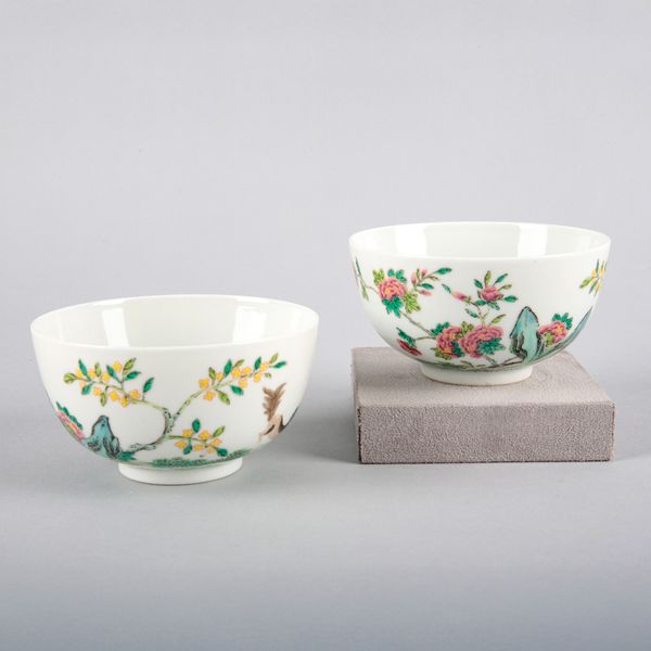 A PAIR OF CHINESE PORCELAIN FAMILLE ROSE BOWLS