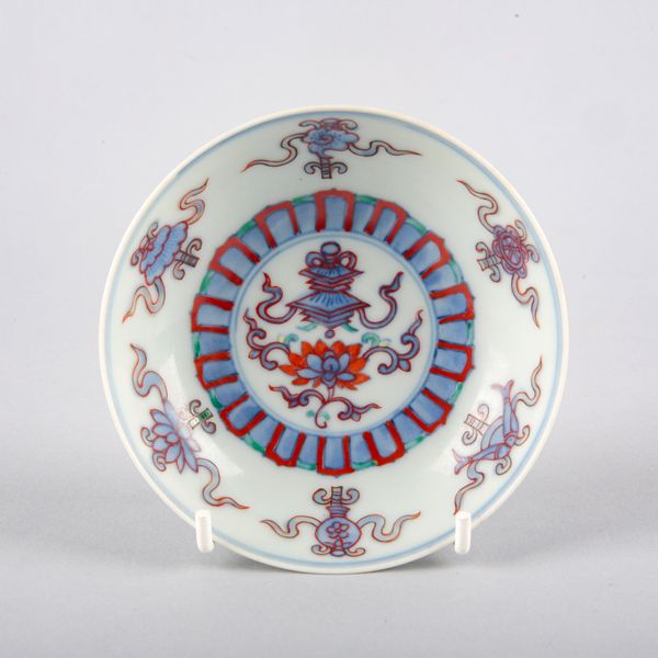 A CHINESE PORCELAIN DOUCAI SAUCER