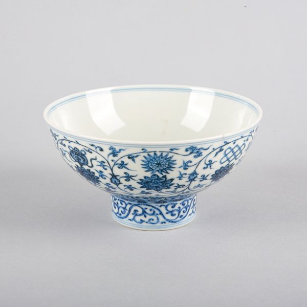 A CHINESE PORCELAIN BLUE AND WHITE STEM CUP