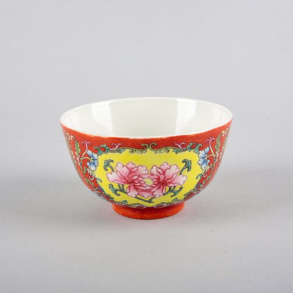 A CHINESE PORCELAIN FAMILLE ROSE BOWL