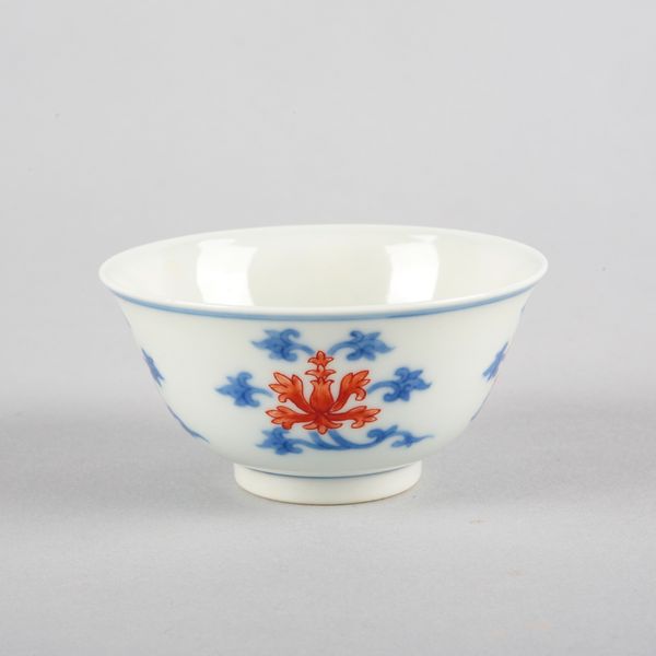 A CHINESE PORCELAIN BLUE, WHITE AND RED 'LOTUS' BOWL