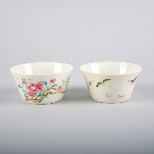 A PAIR OF CHINESE EXPORT PORCELAIN TEABOWLS