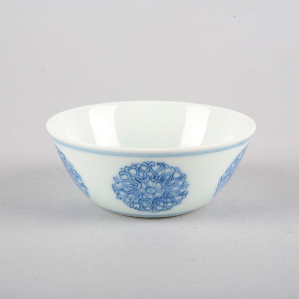 A CHINESE PORCELAIN BLUE AND WHITE TEABOWL