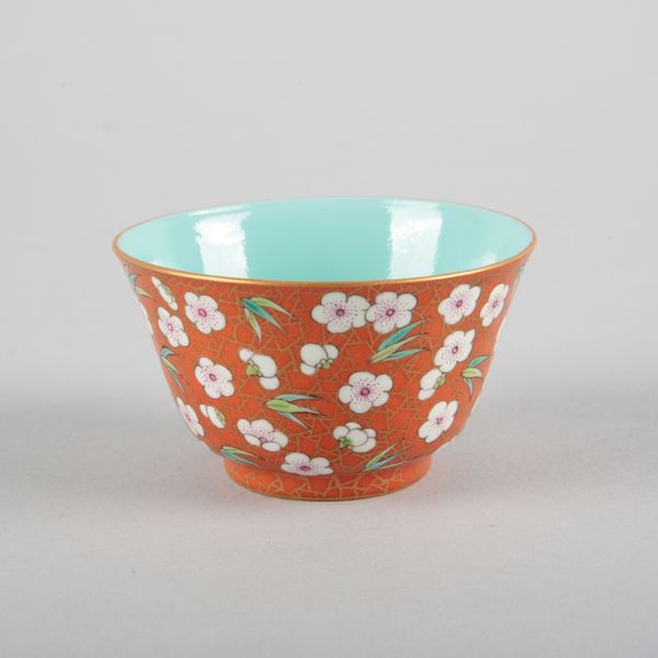 A CHINESE PORCELAIN FAMILLE ROSE TEABOWL