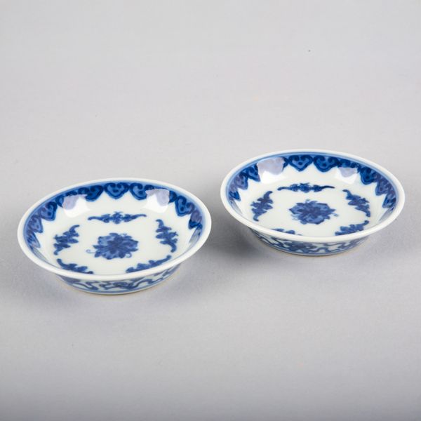 A PAIR OF CHINESE PORCELAIN BLUE AND WHITE SAUCERS