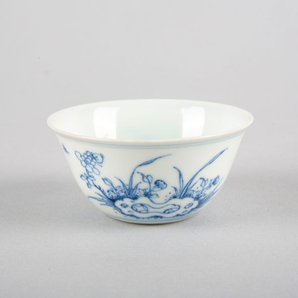 A CHINESE PORCELAIN BLUE AND WHITE TEA BOWL