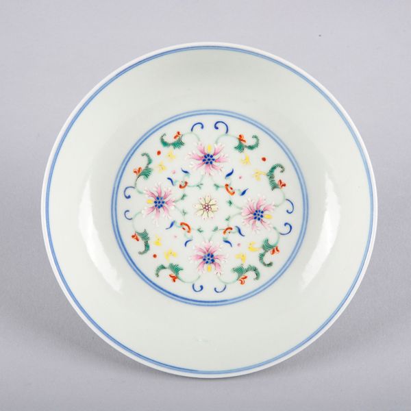 A CHINESE PORCELAIN FAMILLE ROSE SAUCER