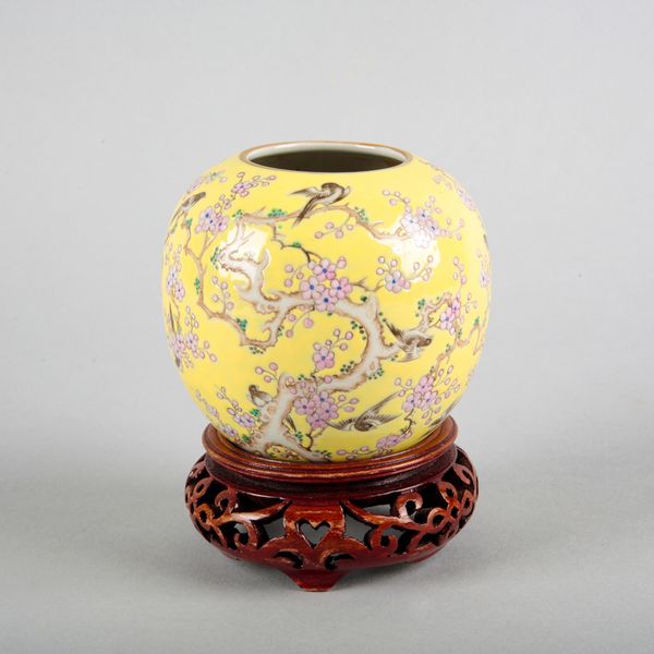 A CHINESE PORCELAIN FAMILLE ROSE VASE