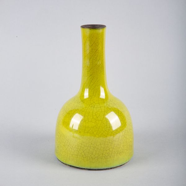 A CHINESE PORCELAIN CRACKLE GLAZED MALLET VASE