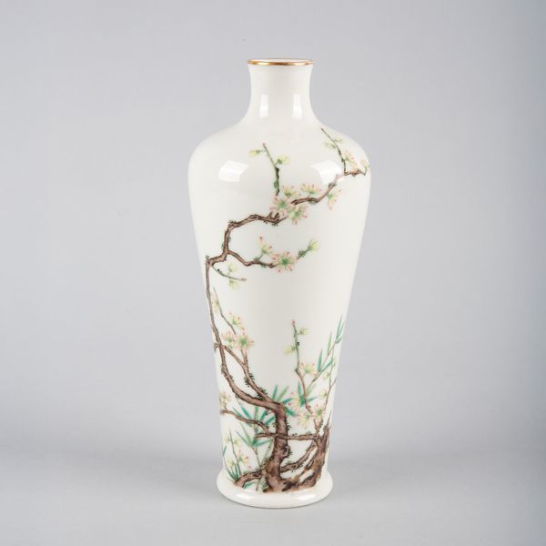 A CHINESE PORCELAIN FAMILLE ROSE MEIPING VASE