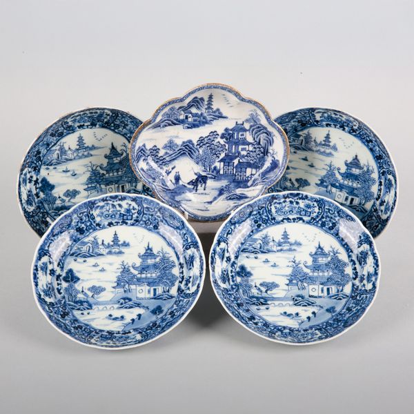 A SET OF FOUR CHINESE EXPORT PORCELAIN BLUE AND WHITE PLATES