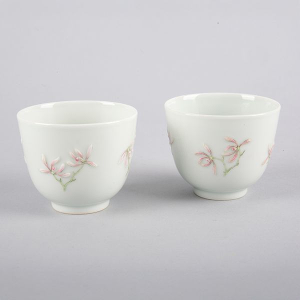 A PAIR OF CHINESE PORCELAIN FAMILLE ROSE 'ORCHID' CUPS