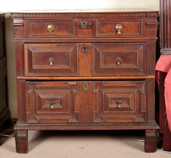 A WILLIAM AND MARY OAK CHEST OF DRAWERS