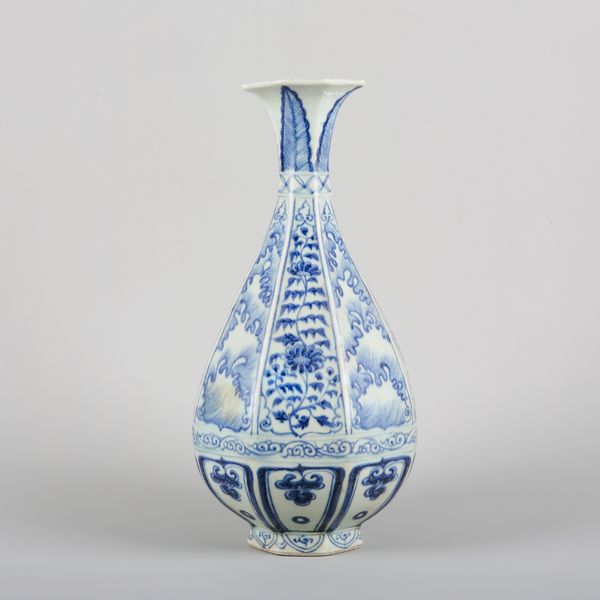 A CHINESE PORCELAIN BLUE AND WHITE YUHUCHUNPING VASE