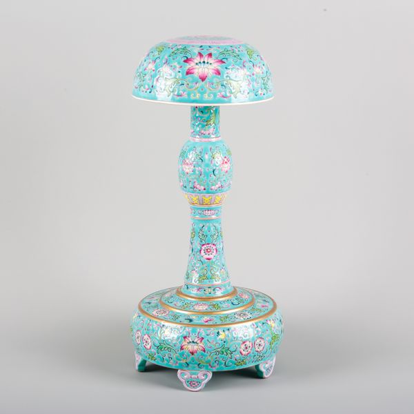 A CHINESE PORCELAIN FAMILLE ROSE HAT STAND