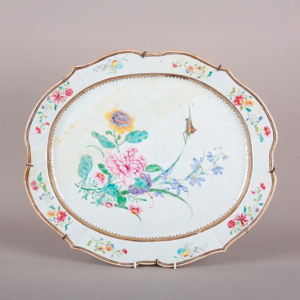 A CHINESE EXPORT PORCELAIN SERVING PLATE