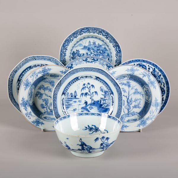 A CHINESE EXPORT PORCELAIN BLUE AND WHITE BOWL