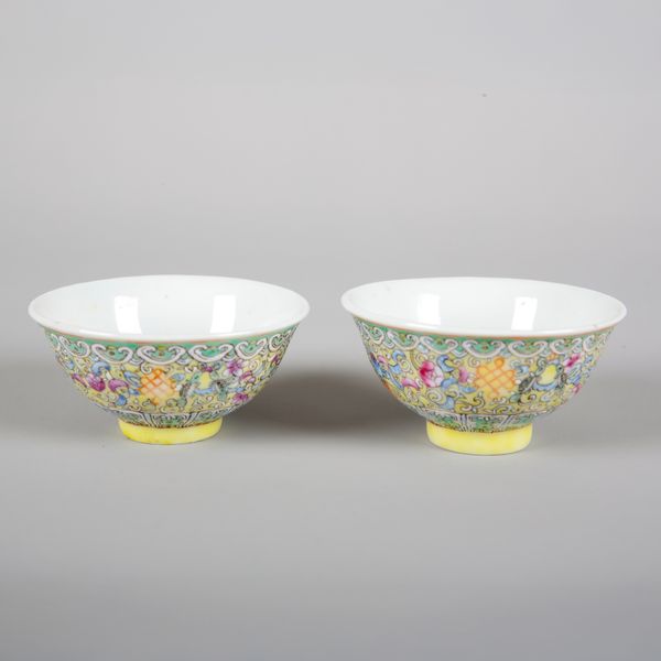 A PAIR OF CHINESE PORCELAIN FAMILLE ROSE TEABOWLS