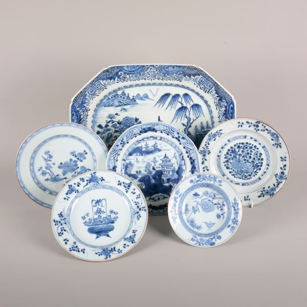 A CHINESE EXPORT PORCELAIN BLUE AND WHITE PLATE