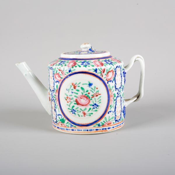 A SMALL COLLECTION OF CHINESE EXPORT PORCELAIN