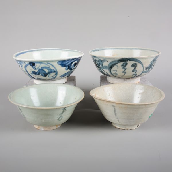 A GROUP OF FOUR CHINESE PORCELAIN 'SHIPWRECK' BOWLS
