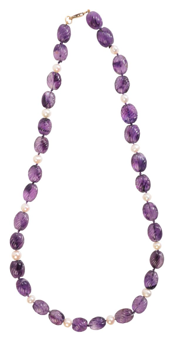 AN AMETHYST AND PEARL NECKLACE