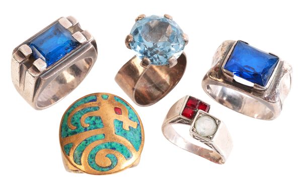 A COLLECTION OF COSTUME RINGS