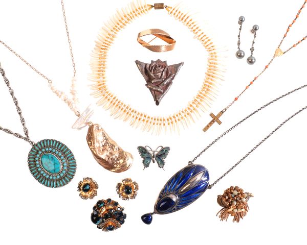 A COLLECTION OF COSTUME JEWELLERY