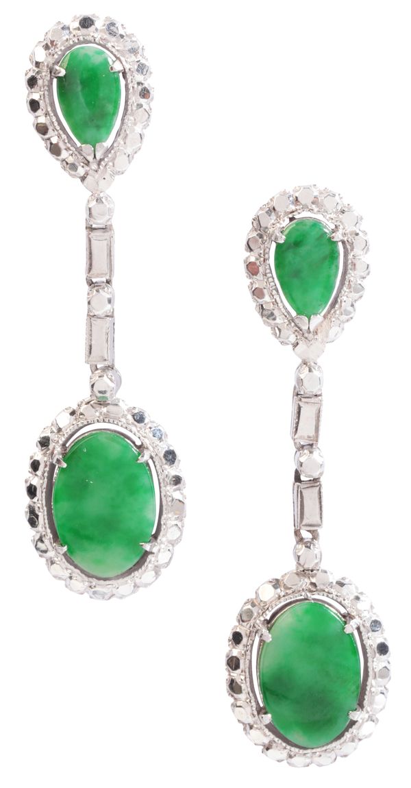 A PAIR OF JADE DROP EARRINGS