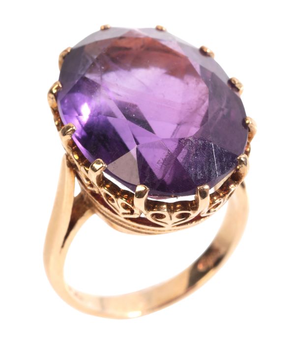 A VINTAGE AMETHYST RING