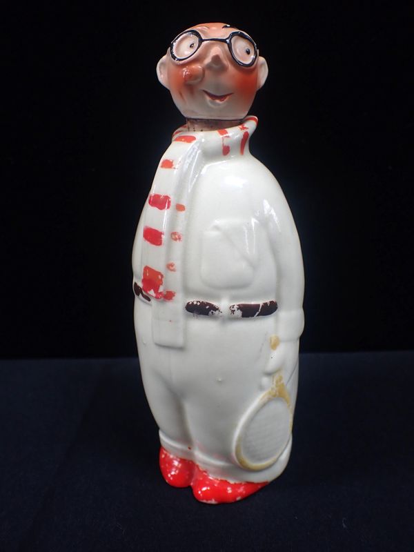 AN UNUSUAL 1930s CERAMIC TENNIS PLAYER DECANTER