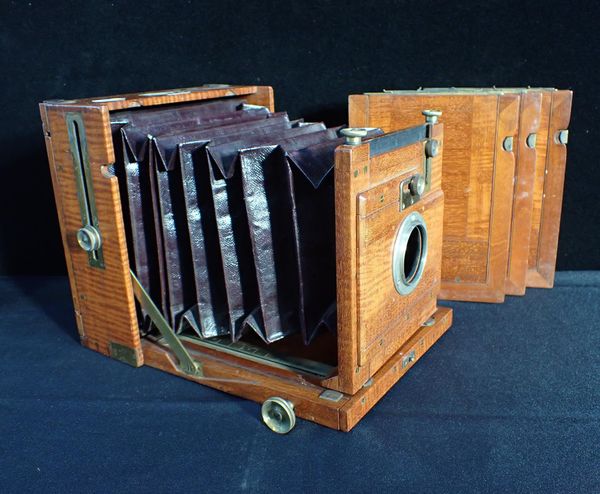 AN ANTIQUE MAHOGANY BELLOWS PLATE CAMERA BODY