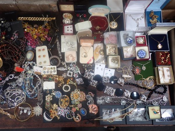 A COLLECTION OF VINTAGE AND MODERN COSTUME JEWELLERY