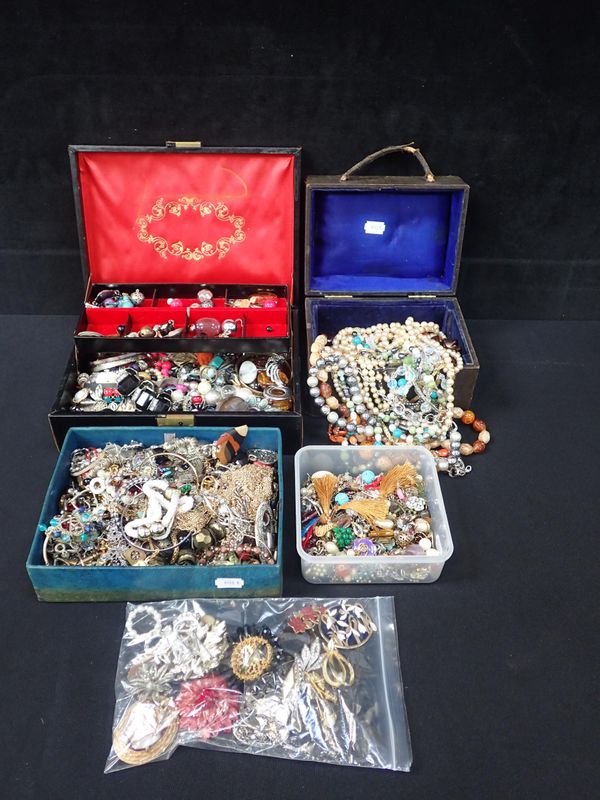 A COLLECTION OF COSTUME JEWELLERY