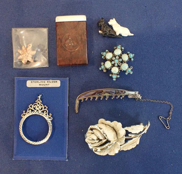 A MIXED LOT OF COSTUME JEWELLERY