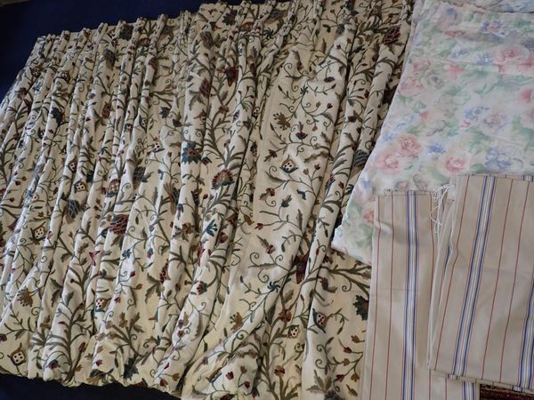 A PAIR OF COUNTRY HOUSE STYLE CREWEL WORK CURTAINS