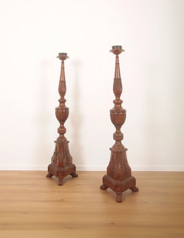 A PAIR OF THEODORE ALEXANDER MAHOGANY TORCHÈRE CANDLE HOLDERS OR ALTAR STICKS