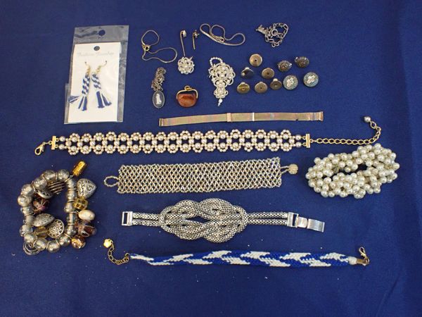 A COLLECTION OF JEWELLERY