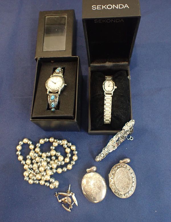 A COLLECTION OF SILVER JEWELLERY AND WATCHES