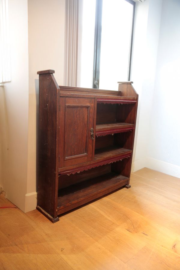 A LATE VICTORIAN OAK LIBRARY BOOKCASE OF ARTS AND CRAFTS DESIGN
