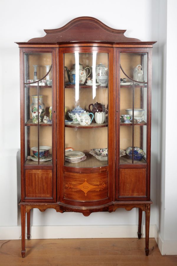 AN EARLY 20TH CENTURY BELLEEK SECOND PERIOD PORCELAIN ‘SCALE’ VASE