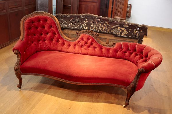A VICTORIAN WALNUT SETTEE