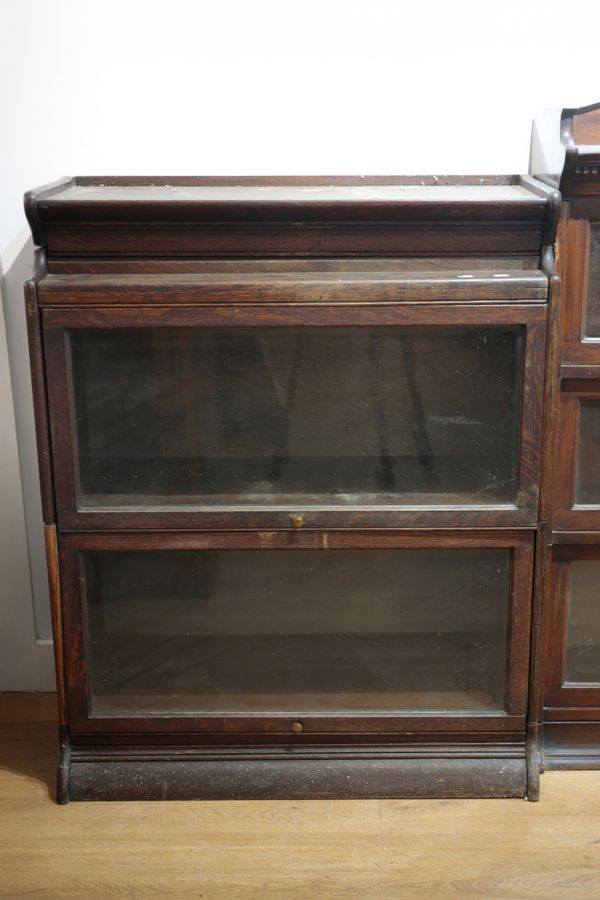AN EARLY 20TH CENTURY OAK TWO TIER SECTIONAL BOOKCASE OF GLOBE WERNICKE DESIGN