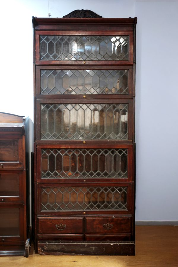 AN EARLY 20TH CENTURY OAK SIX TIER SECTIONAL BOOKCASE OF GLOBE WERNICKE DESIGN