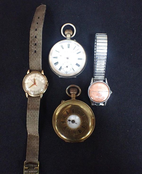 ACCURIST: A GENTLEMANS' 9CT GOLD WRISTWATCH