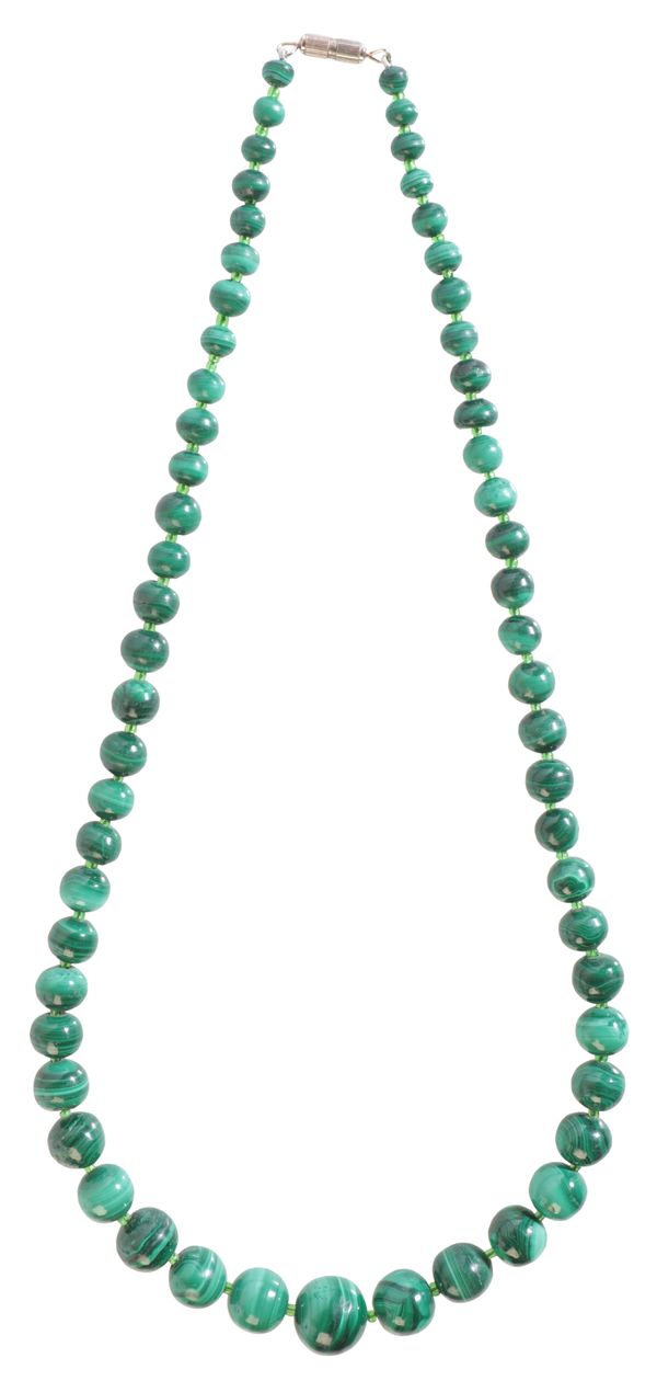 A MALACHITE BEAD NECKLACE