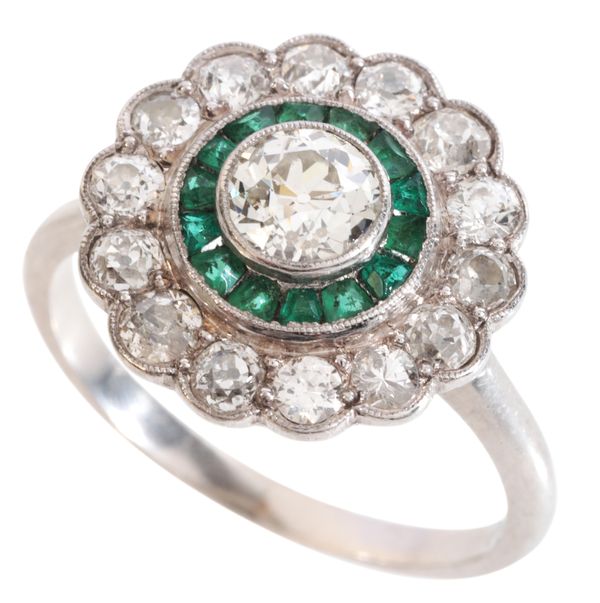 A DIAMOND AND EMERALD CLUSTER RING