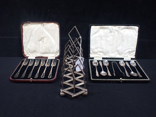 A CASED SET OF ART DECO SILVER TEASPOONS