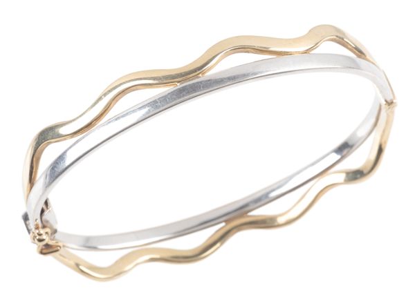 A 9CT WHITE AND YELLOW GOLD HINGED BANGLE