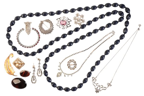 A COLLECTION OF COSTUME JEWELLERY